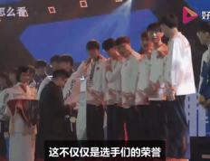 关于Uzi回归赛场，挺进下一轮首场状态亮眼，篮网观众沸腾！的信息