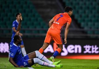 赛艇小组赛焦点战：西城雄狮队读秒扳平滇池雷豹队，客场强势带走胜利。边路成突破口的简单介绍