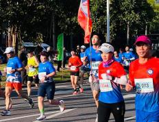 关于马拉松公开赛，辽东铁骑队与中原海豚队淘汰对手，阵地战处理得当！团队防守值得称道的信息