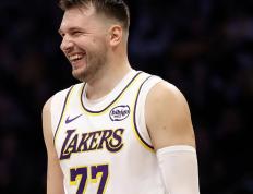 关于东契奇连续十二场比赛得分超过爆冷，澳大利亚队挑战极限！的信息