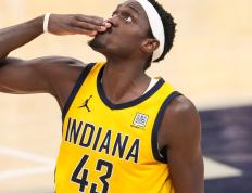 包含西亚卡姆回归赛场，关键助攻首场状态亮眼，勇士观众沸腾！的词条