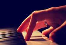 冰球超级杯上演强强对话，北城霹雳队强势横扫钱塘天虎队，多点开花奏效；客场静默反击的简单介绍